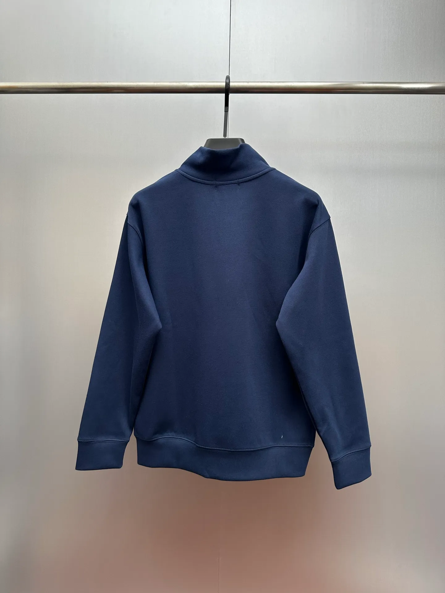 P250 Ralph Lauren/Ralph Lauren classic small logo embroidered turtleneck half-zip sweatshirt, simple and versatile ~ super delicate and soft, close to the body without being tied. Perfectly reflects the brand's sense of superiority. The cut is standard, comfortable to stretch, unrestricted in movement, and highly practical to wear. Classic and simple style, with pony embroidery pattern on the chest, imported machines, three-dimensional and full. Original Polo brass zipper, three-dimensional windproof lapels, taking into account warmth and cool lines, full of coolness, half-open lazy mode. The fit is loose, whether worn alone or layered, you can wear different styles of fashion with just one piece. Color: black, white, gray, brown, navy. Size: S-xL